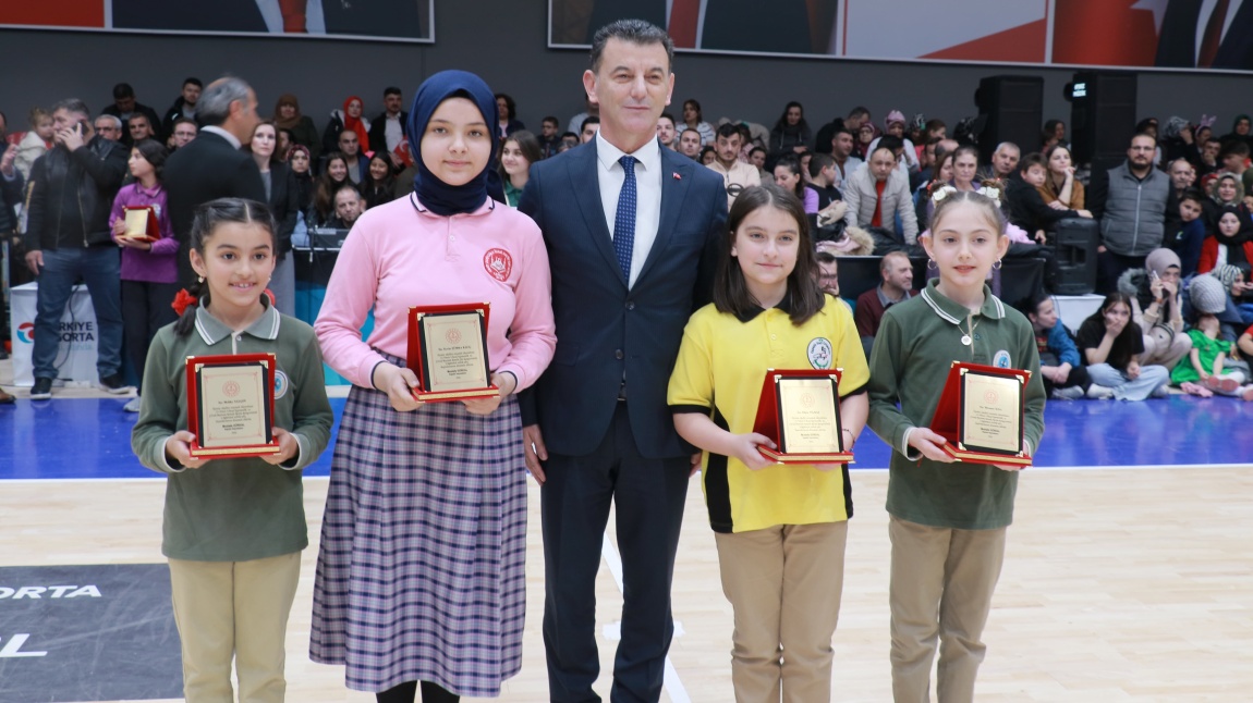 23 Nisan Ulusal Egemenlik ve Çocuk Bayramı Kapsamında Düzenlenen Eser Yarışmalarında Derece Elde Eden Öğrencimiz Törende Ödülünü Aldı.